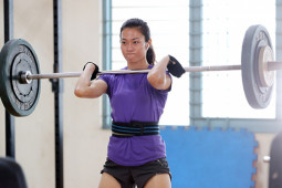 “Nữ hoàng tốc độ” Tú Chinh nâng tạ như lực sĩ, quyết đua sao gốc Mỹ ở SEA Games