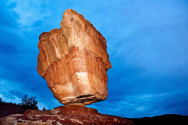 Balanced Rock, Garden of the Gods: Tảng đá độc đáo này là một phần của Khu vườn của các vị thần ở Colorado. Hãy quan sát kỹ tảng đá, bạn sẽ có thể thấy lịch sử của những thời đại quá khứ, từ những vùng biển cổ đại đến những bãi biển đầy cát hay những ngọn núi bị lãng quên.
