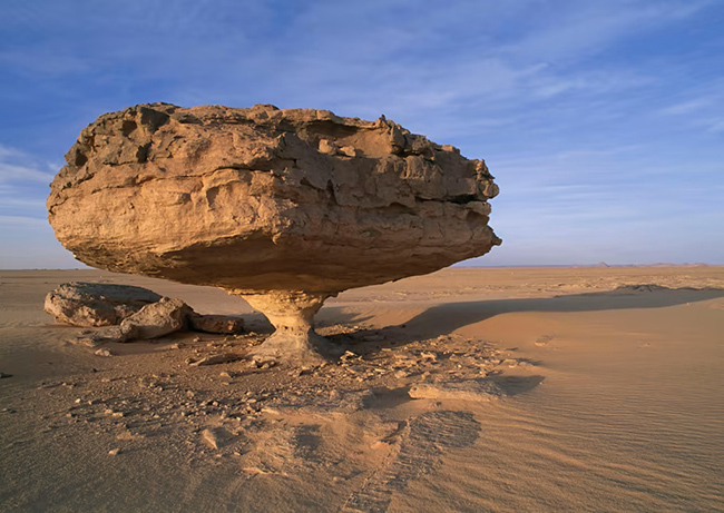 Đá sa mạc Ténéré: Là một trong những sa mạc ít được biết đến trên thế giới, Ténéré bao gồm một dải rộng lớn của Sahara. Những cơn gió nóng, bụi bặm được gọi là luồng gió có hại thổi quanh năm và một phần là nguyên nhân giúp tạo ra những khối đá độc đáo như thế này.
