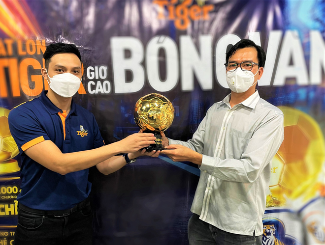 Anh N.T.T, vị khách hàng ở thành phố Tây Ninh, nhận được quả bóng vàng Tiger trị giá 1 tỷ đồng