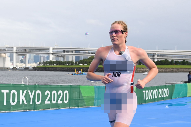 Lotte Miller gây sốt tại Olympic với trang phục xuyên thấu