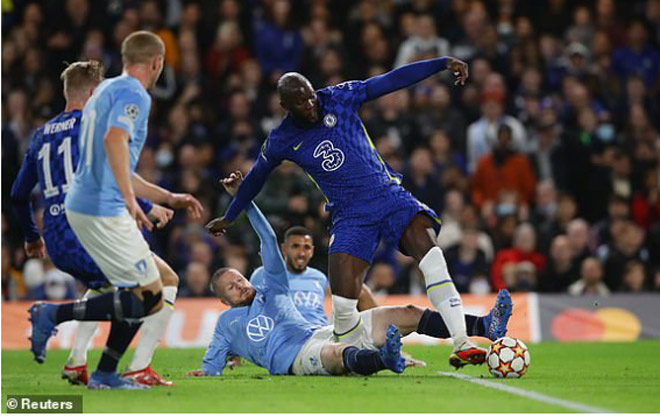 Lukaku bị đau nhưng đã mang về quả penalty cho Chelsea khi anh bị Nielsen phạm lỗi