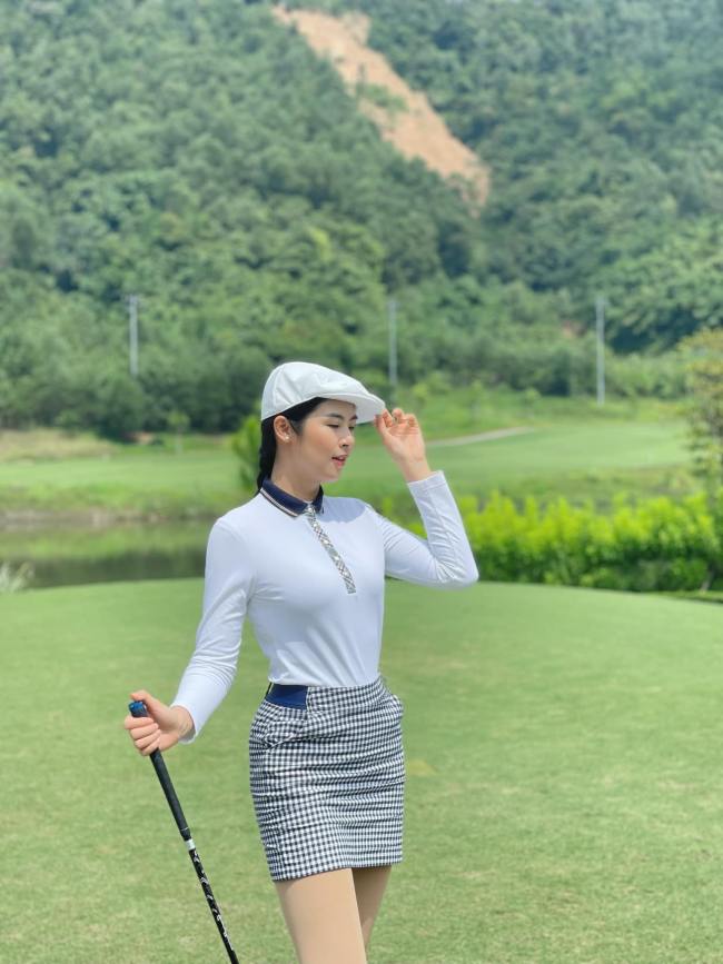 Ngọc Hân có sự trải nghiệm khá nhiều về trang phục chơi golf từ chân váy dáng ôm tới dáng xoè.