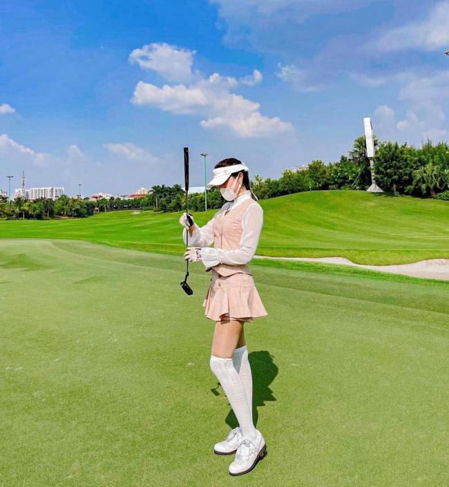 Có thể nói trong các nàng hậu, Huyền My là người có bộ sưu tập chơi golf đa dạng nhất.