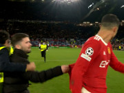 Bóng đá - Ronaldo bị fan cuồng túm áo, nhân viên an ninh &quot;giải cứu&quot; bằng cú xoạc như trung vệ