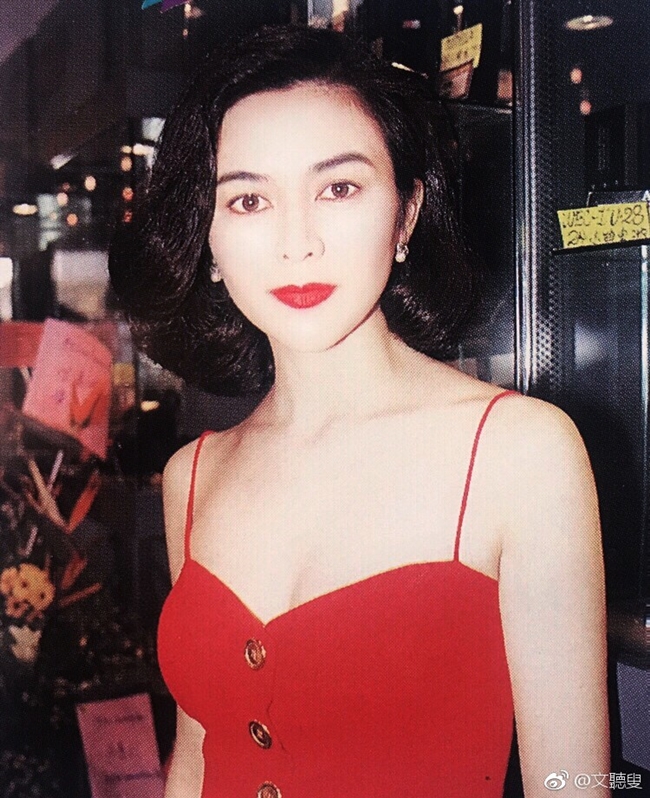 Năm 1988, đệ nhất mỹ nhân Hong Kong diễn cảnh tắm chung với Lưu Đức Hoa trong phim Quần long đoạt bảo.
