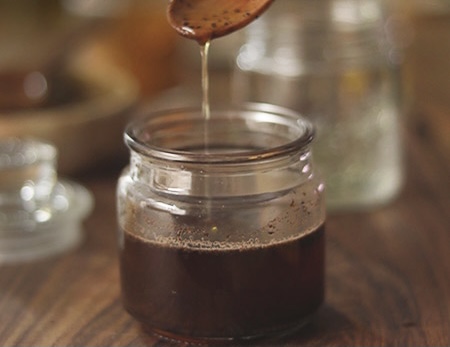 2 cách làm dầu cà phê nuôi da căng bóng mịn màng và tóc như suối - 1