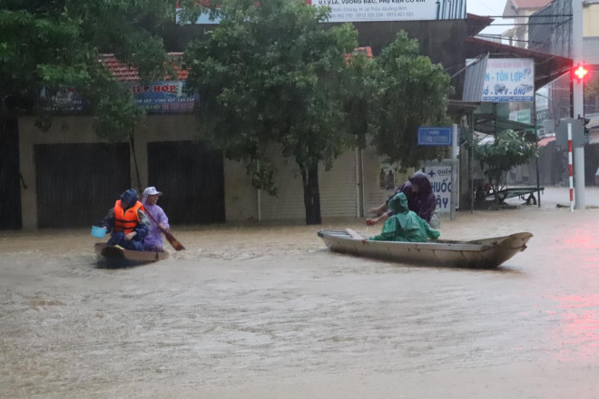 Nhiều nơi ở miền Trung xảy ra ngập lụt do mưa lớn những ngày qua. Ảnh NLĐ.