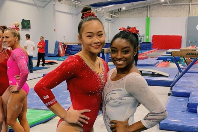 Sunisa Lee (áo đỏ) và Simone Biles (áo xám) không tham dự giải vô địch thế giới 2021 tạo điều kiện cho đối thủ vô địch