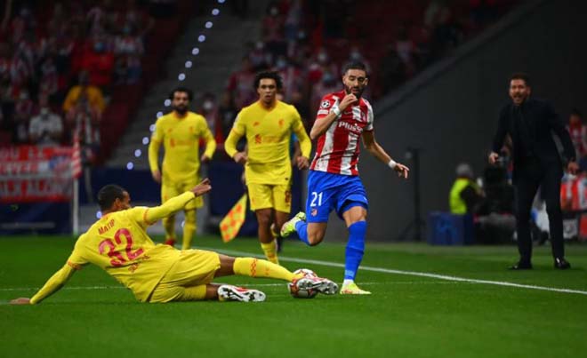 Atletico (áo đỏ trắng) nhiều lần khoét vào hai bên hành lang của Liverpool ở Champions League