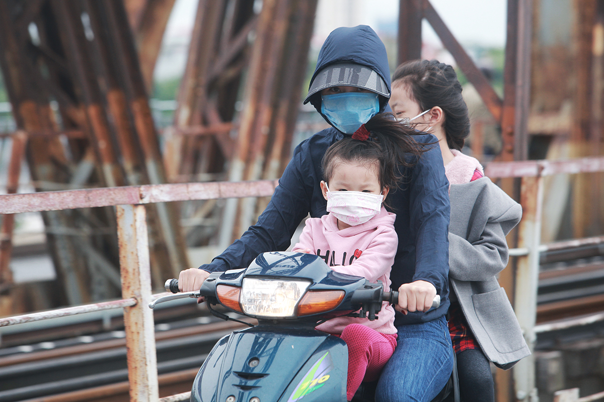 Thỉnh thoảng những đợt mưa và gió lớn xuất hiện. Trong ảnh: Người đi xe máy qua cầu Long Biên dễ dàng cảm nhận cái lạnh của mùa đông đang đến dần.