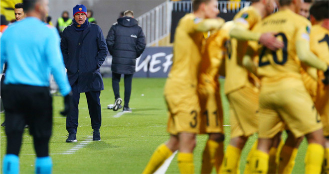 Mourinho và các học trò nhận "mưa gạch đá" từ các fan Roma