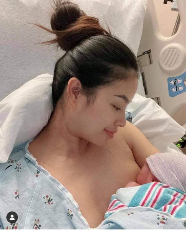 Hoa hậu Phạm Hương cũng gây bất ngờ khi đăng ảnh cho con bú trong bệnh viện.
