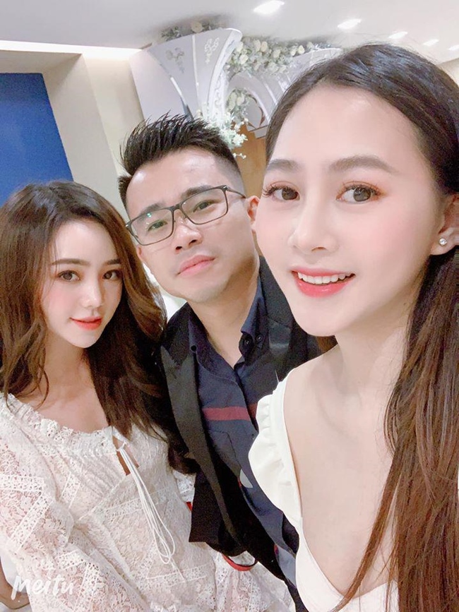 Quỳnh Kool (trái) và Yến Xôi là hai hot girl - diễn viên nổi tiếng từ series hài sitcom Kem xôi. Sở hữu nhan sắc xinh đẹp, cùng lối diễn xuất tự nhiên, hai người đẹp 9X nhanh chóng được nhiều khán giả biết tới. Sau khi rời nhóm hài, Quỳnh Kool và Yến Xôi đều có những hướng đi riêng. 
