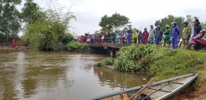 Người dân cùng chính quyền địa phương tham gia tìm kiếm tung tích nạn nhân trên sông Bắc Phú
