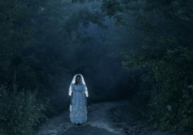 Cô gái mặc váy trắng, choàng khăn voan giống nhân vật “Người đàn bà khóc” trong chuyện dân gian Mỹ La-tinh. Ảnh - Getty Image