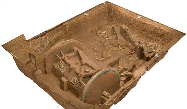 Cỗ xe nạm ngọc được tìm thấy trong một cái hố với hài cốt của 4 con hắc mã.