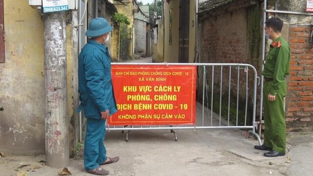 Lực lượng chức năng đã tiến hành phong tỏa một ngõ ở xóm 3, thôn Văn Giáp, xã Văn Bình - nơi vừa phát hiện các ca mắc Covid-19