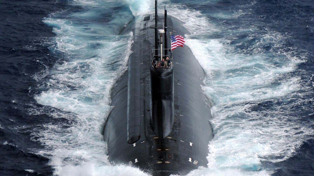 Tàu ngầm USS Connecticut hoạt động trên biển trước khi xảy ra va chạm (ảnh: Drive)