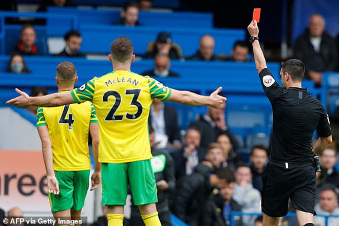 Trung vệ Ben Gibson bị đuổi khỏi sân sau một pha vào bóng&nbsp;quyết liệt quá mức với Reece James