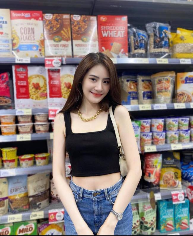 Cô gái nhận được lời khen với cách lên đồ đơn giản, đẹp, xinh trong siêu thị với áo croptop và quần jean.
