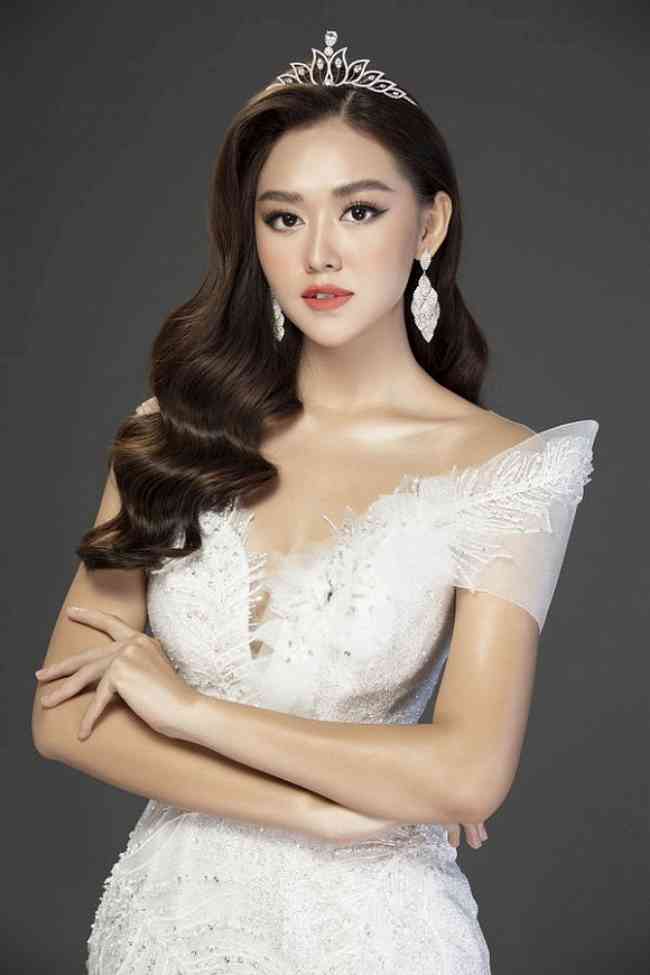 Khi còn đang trong thời kỳ đương nhiệm, Á hậu Miss World Vietnam 2019 quyết định lên xe hoa với ông xã hơn 9 tuổi.
