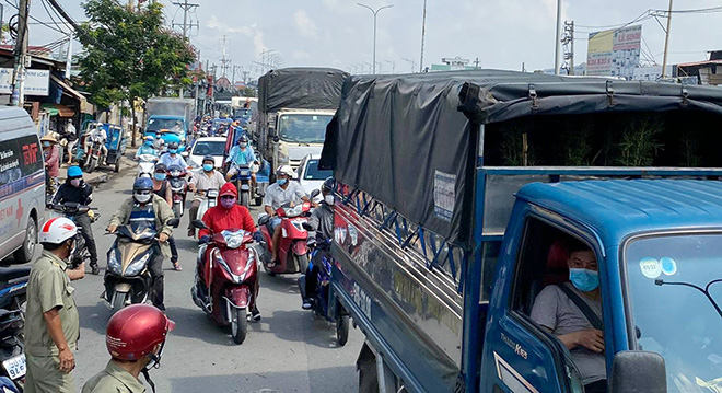 Ùn xe 3km qua hiện trường vụ TNGT chết người ở Sài Gòn - 2