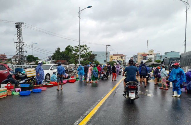 Khu vực chợ Tam Kỳ bị ngập sâu, các tiểu thương phải dọn hàng lên cầu Kỳ Phú bán tạm.