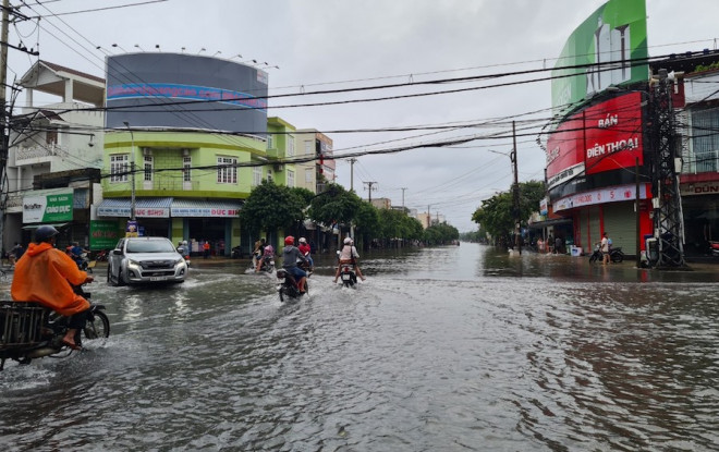 Đường Tôn Đức Thắng bị ngập nước, giao thông chia cắt. Đoạn đường bị ngập kéo dài hơn 500m.