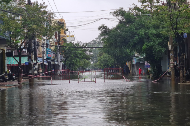 Lực lượng chức năng giăng giây, dựng hàng rào cấm người dân qua lại tại ngã tư Trần Văn Dư giao Huỳnh Thúc Kháng. Theo người dân, chỗ bị ngập sâu nhất đến gần 1m, xe cộ không thể di chuyển.