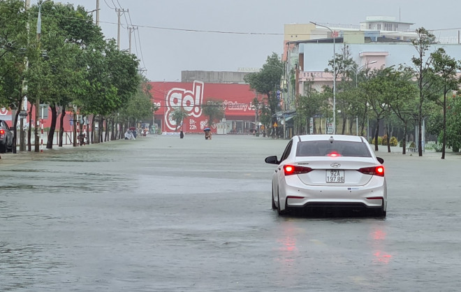 Ngã ba Phan Châu Trinh giao với Nguyễn Du nước ngập sâu gần 1m, các phương tiện buộc phải quay đầu.