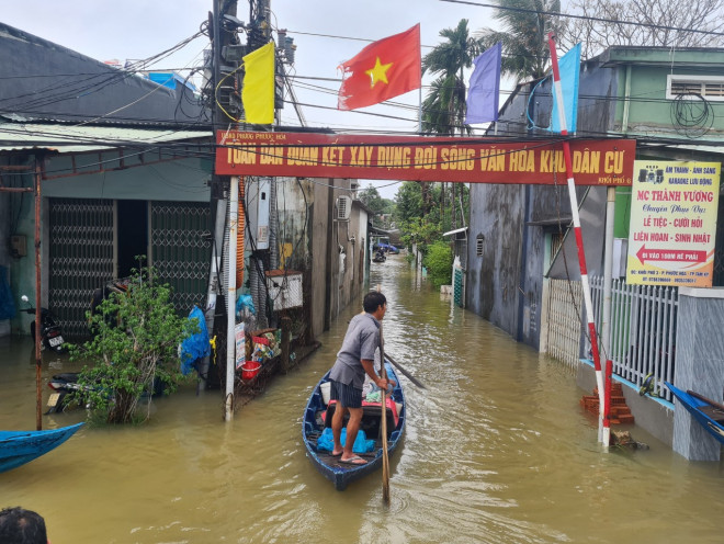 Đường vào khối phố 3, phường Phước Hoà (TP Tam Kỳ) hoá sông sau nhiều ngày mưa xối xả.