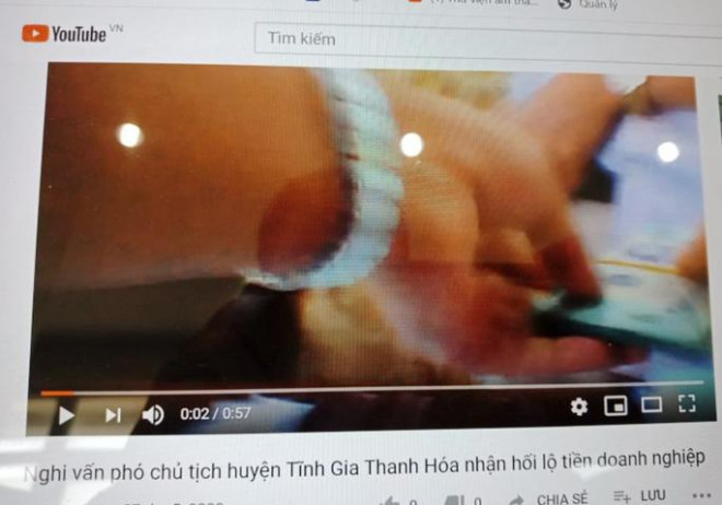 Hình ảnh nhóm Lê Xuân Hoàng dàn dựng đưa tiền cho ông Hồ Đình Tùng - ảnh cắt từ clip