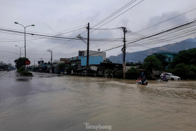 Nước đổ về, tràn qua QL1 đoạn qua phường Trần Quang Diệu (TP Quy Nhơn). Ảnh: Trương Định