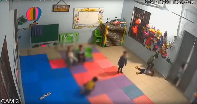 Hình ảnh từ clip được đăng tải trên mạng xã hội cho thấy bé 2 tuổi bị bạn giẫm đạp trên lớp mà không có giáo viên trông coi