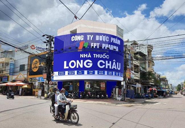 TGDĐ còn chưa kịp dọn đi, biển hiệu nhà thuốc Long Châu FPT đã được treo lên mặt bằng. Ảnh: NVCC