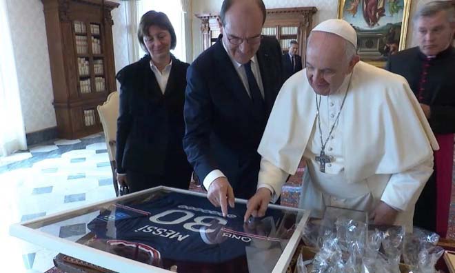 Thủ tướng Pháp tặng cho Giáo hoàng Francis tấm áo đấu của Messi