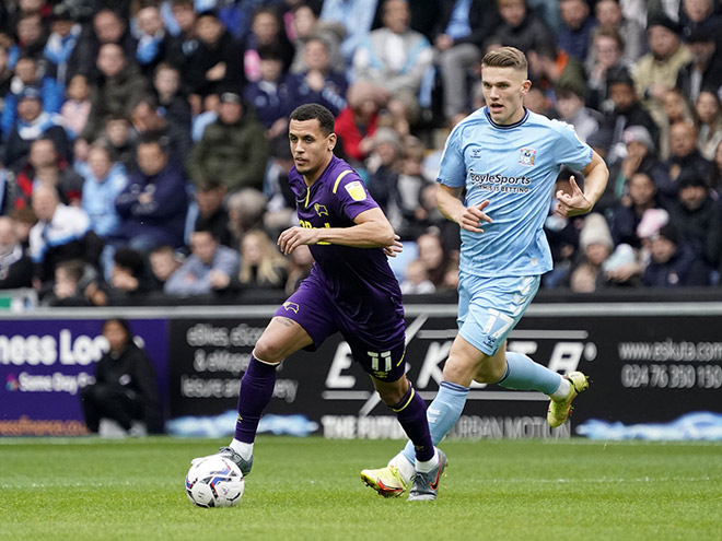 Derby County (áo tím) thoát thua Coventry City nhưng "Bầy cừu" của Rooney vẫn đang đứng cuối bảng giải hạng Nhất Anh mùa này