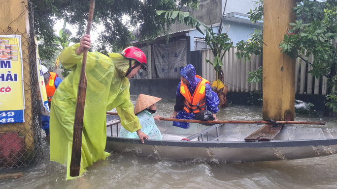 Mưa lớn đang gây ngập lụt nhiều nơi tại khu vực miền Trung. Ảnh NLĐ.