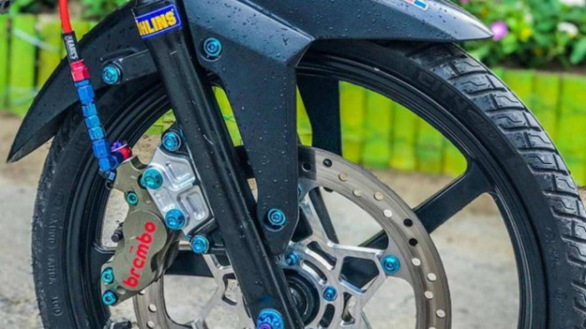 Phuộc trước Ohlins cùng heo dầu Brembo hàng hiệu