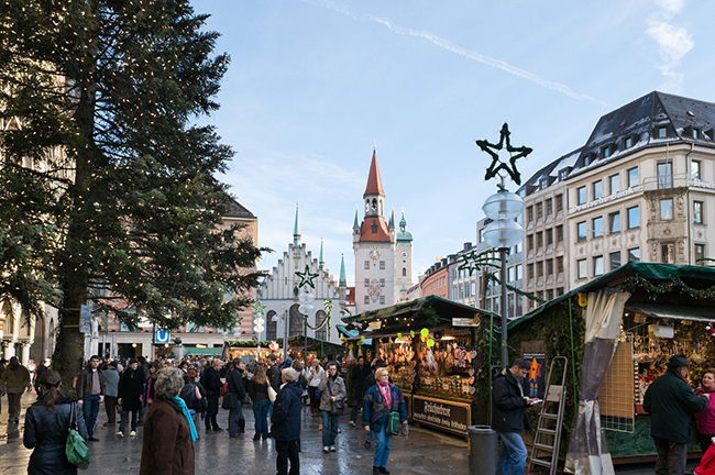 Munich, Đức: Mùa đông ở Munich rất thú vị vì các tục lệ truyền thống hàng thế kỷ diễn ra khắp thành phố. Christkrindlmarkt ở Marienplatz của Munich là nơi để mua những chiếc cốc thủ công chứa đầy rượu ngâm, những ngôi nhà làm bằng bánh gừng tinh xảo và đồ chơi cho trẻ em được chạm khắc từ gỗ.
