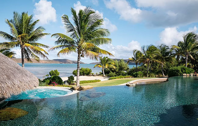 Ngôi nhà chính có hồ bơi vô cực nhìn ra biển Caribe. Du khách có ngâm bồn tắm ngoài trời hoặc tắm vòi hoa sen ngay trong khuôn viên.
