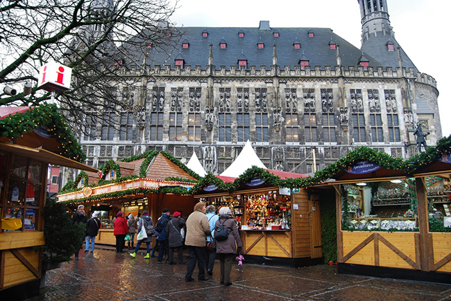 Aachen, Đức: Aachen từ lâu đã nổi tiếng với các suối nước nóng. Nhưng vào những tháng mùa đông, mọi người ở khắp nơi đổ về đây để đi dạo trên những con đường rải sỏi phủ đầy tuyết, với các ngôi nhà có từ thời Trung cổ đủ để khiến bất kỳ ai cũng phải đắm chìm trong tinh thần lễ hội. 
