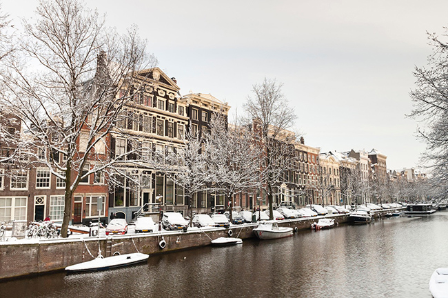 Amsterdam, Hà Lan: Vào mùa đông, những con đường tuyết trải dài bên các con kênh ven đường chính của Amsterdam, tạo thêm một lớp kỳ quan khác cho một thành phố vốn đã xinh đẹp. 
