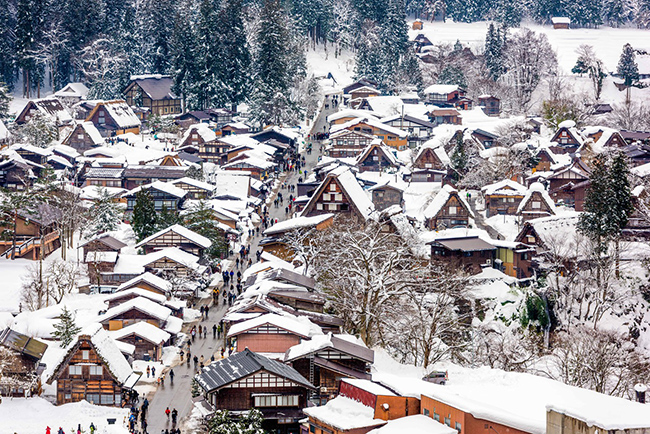 Shirakawa, Nhật Bản: Ngôi làng Shirakawa, thuộc tỉnh Gifu của Nhật Bản&nbsp;đã được Unesco công nhận là di sản Thế giới, một phần vì kiến ​​trúc truyền thống của những ngôi nhà ở đây. Phong cách xây dựng minka (một loại nhà truyền thống) bao gồm nhiều lớp mái tranh lợp lá&nbsp;giúp ngăn chặn mái nhà sụp xuống&nbsp;trong trường hợp tuyết rơi nhiều vào mùa đông.&nbsp;
