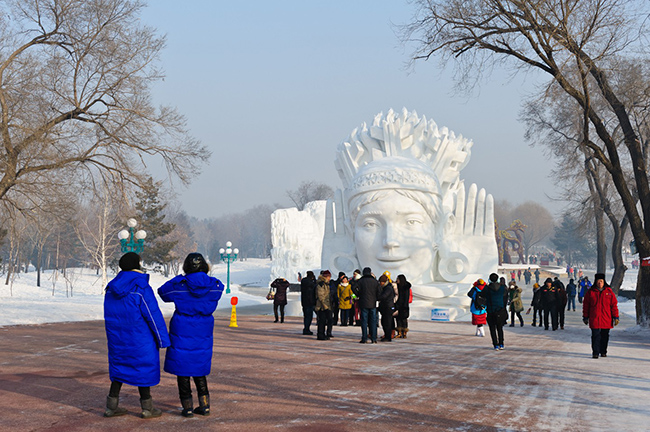 Cáp Nhĩ Tân, Trung Quốc: Cáp Nhĩ Tân được biết đến là nơi lạnh nhất trong số các thành phố lớn của Trung Quốc, được đặt biệt danh thành phố băng. Hằng năm, nơi đây tổ chức lễ hội điêu khắc băng và tuyết quốc tế Cáp Nhĩ Tân, là lễ hội tuyết lớn nhất trên thế giới. 
