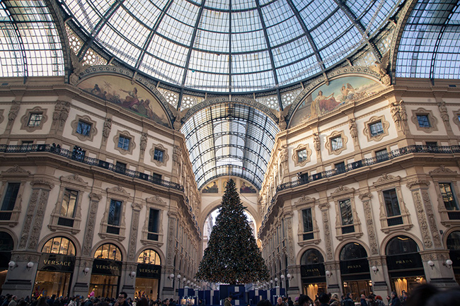 Milan, Ý: Milan, nơi có phòng trưng bày nghệ thuật Pinacoteca di Brera, nhà hát opera La Scala và một loạt các nhà hàng nổi tiếng, mang một không khí đặc biệt trong những tháng mùa đông. Các sự kiện văn hóa đang diễn ra sôi nổi, với các buổi biểu diễn The Nutcracker và Fidelio tại nhà hát opera. 
