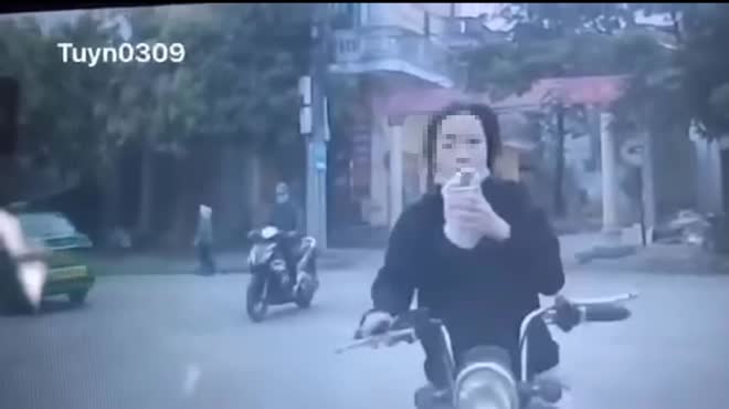 Nữ tài xế đi xe đạp điện không đội mũ bảo hiểm tông vào đầu ô tô khi đang sử dụng đồng uống lúc lái xe.