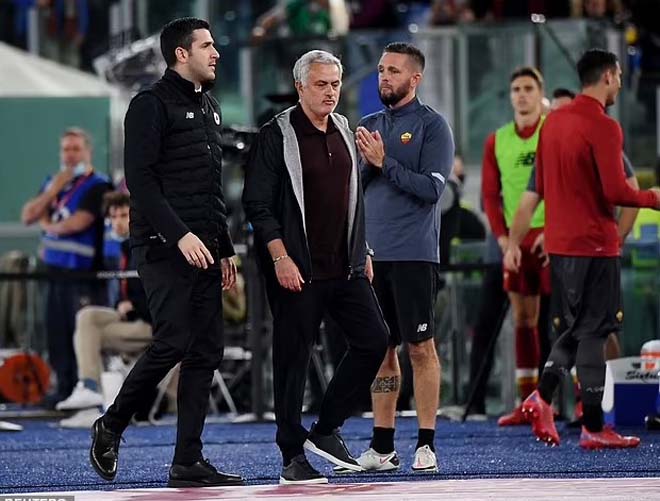 HLV Mourinho thêm một lần bị phạt thẻ đỏ