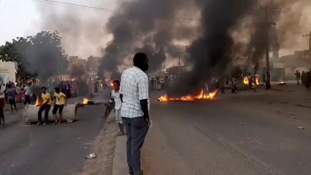 Người dân Sudan xuống đường biểu tình sau lời kêu gọi của SPA. Ảnh: Reuters